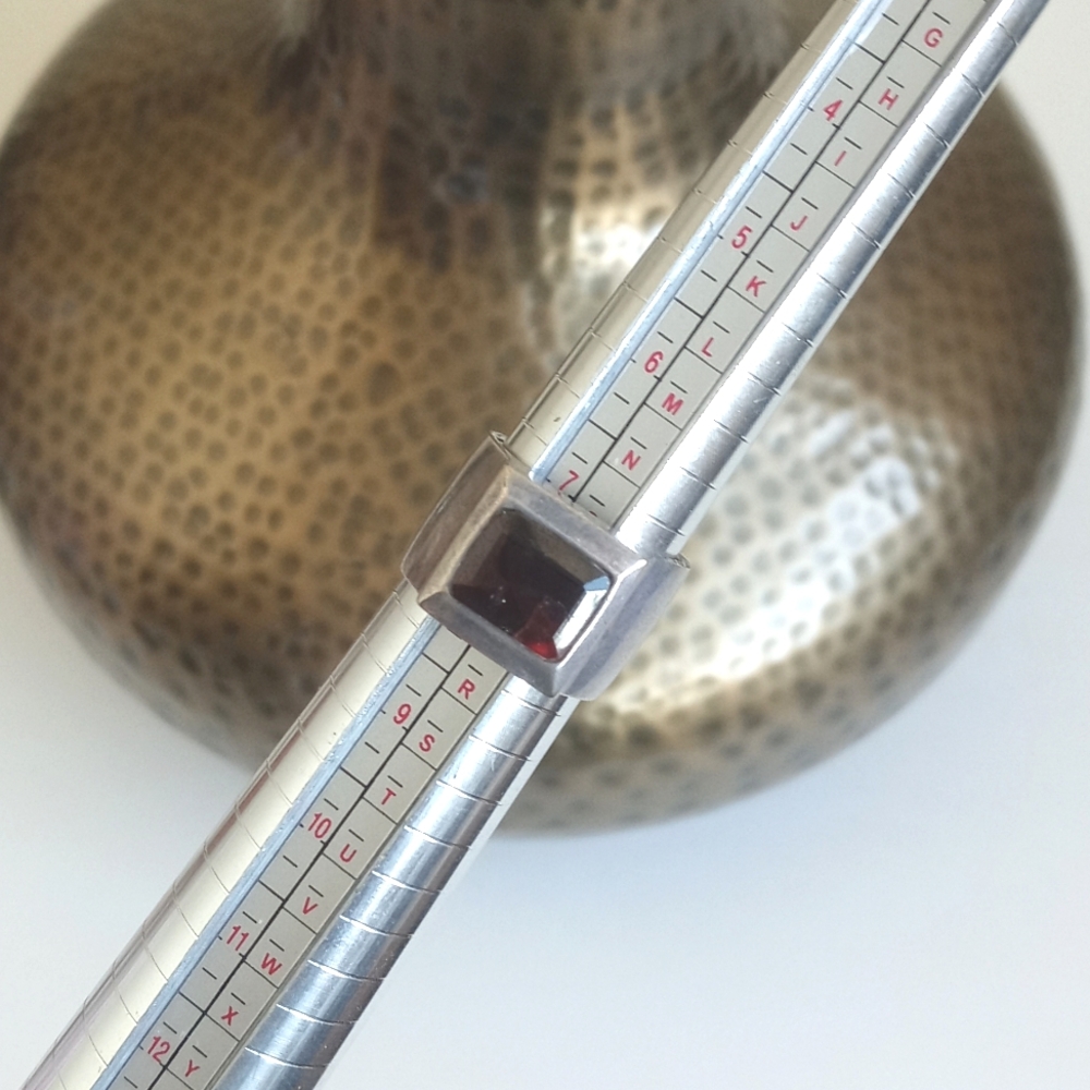 Vintage 925 Sterling Silver Ring w Faceted Red Garnet Gemstone 8